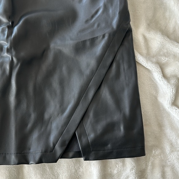 LOFT SIZE 12 LEATHER SKIRT WITH SLIT DETAIL - Picture 2 of 3